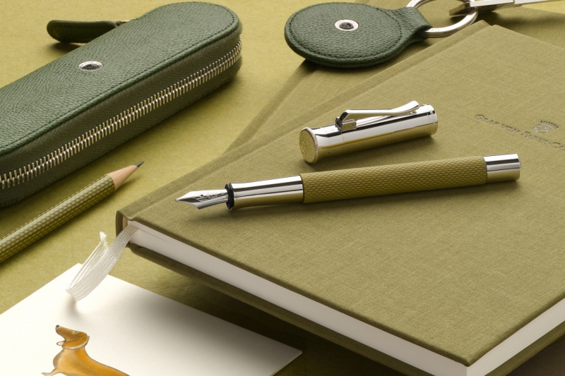 GRAF VON FABER CASTELL - Stylo-plume Guilloché vert olive - plume medium.