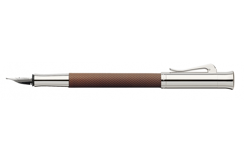 GRAF VON FABER CASTELL - Stylo-plume Guilloché cognac - plume medium.