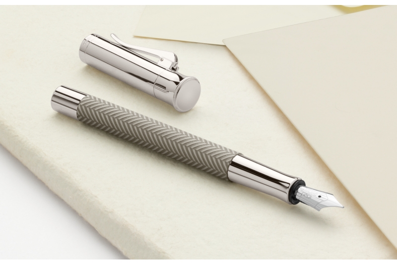 GRAF VON FABER CASTELL - Stylo-Plume Guilloché Ciselé gris pierre - plume medium.