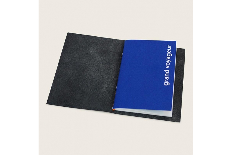 PAPER REPUBLIC - Carnet  grand voyageur format passeport - noir.